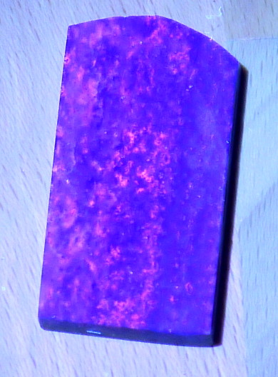 Lapis mit Calzit unter UVA