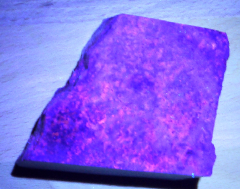 Lapis mit Calzit unter UVA